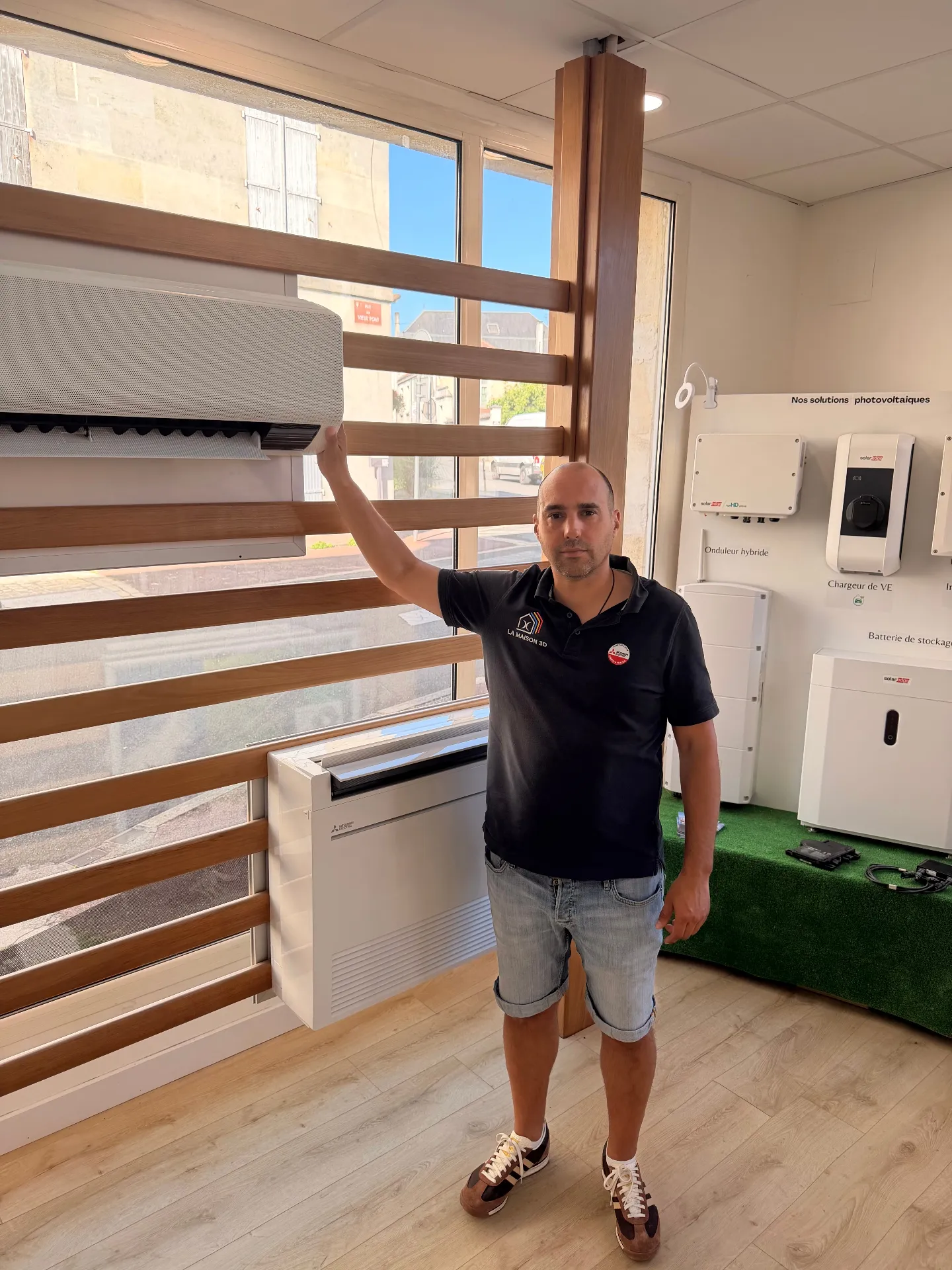 Technicien La Maison 3D installant un système de chauffage et régulation